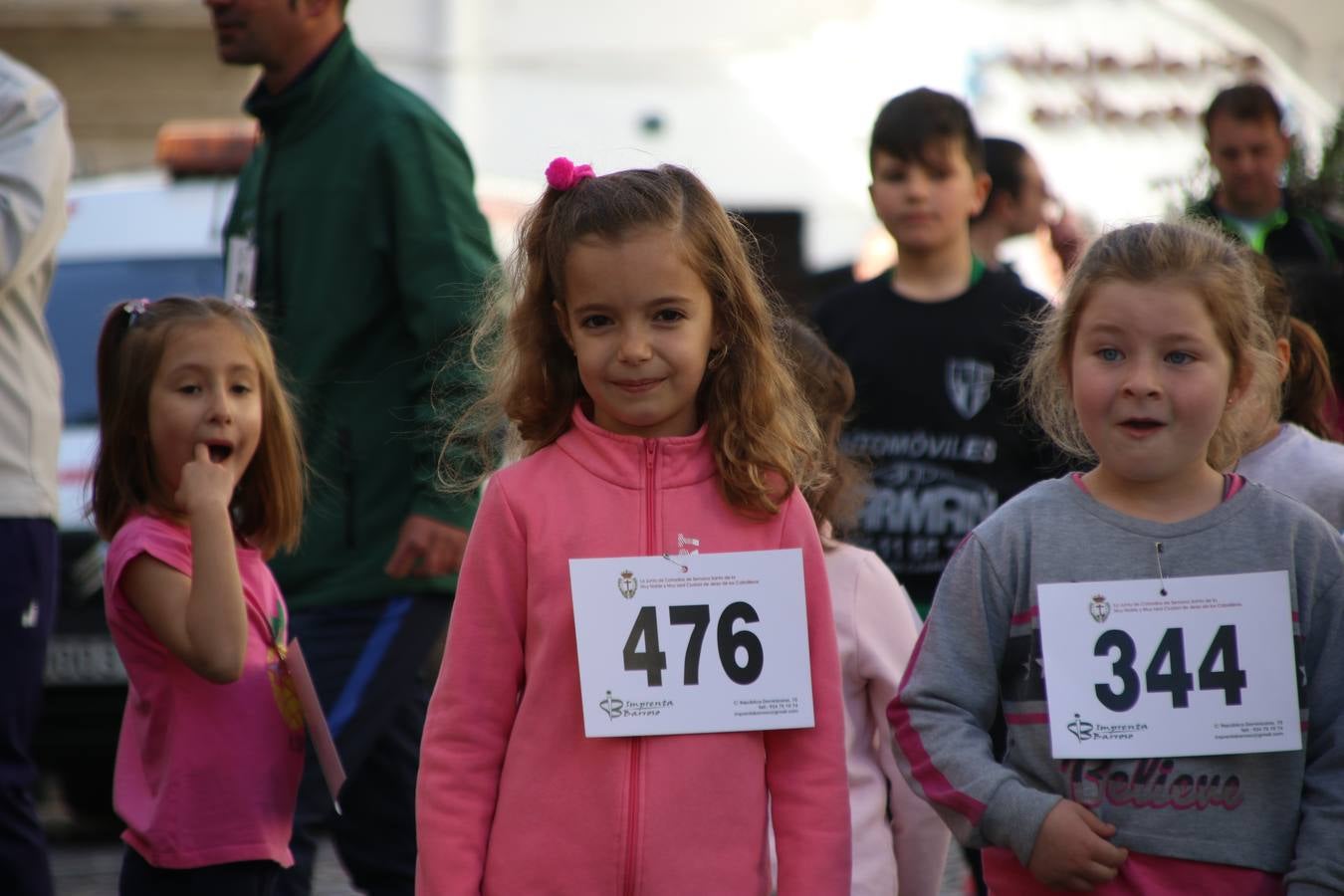 Jerez de los Caballeros celebró, ayer, la IX Carrera y Caminata Solidaria, organizada por la Junta de Cofradías de la Semana Santa Jerezana. La solidaridad y el deporte lograron recaudar 866 euros que irán destinados a Cáritas en Jerez.