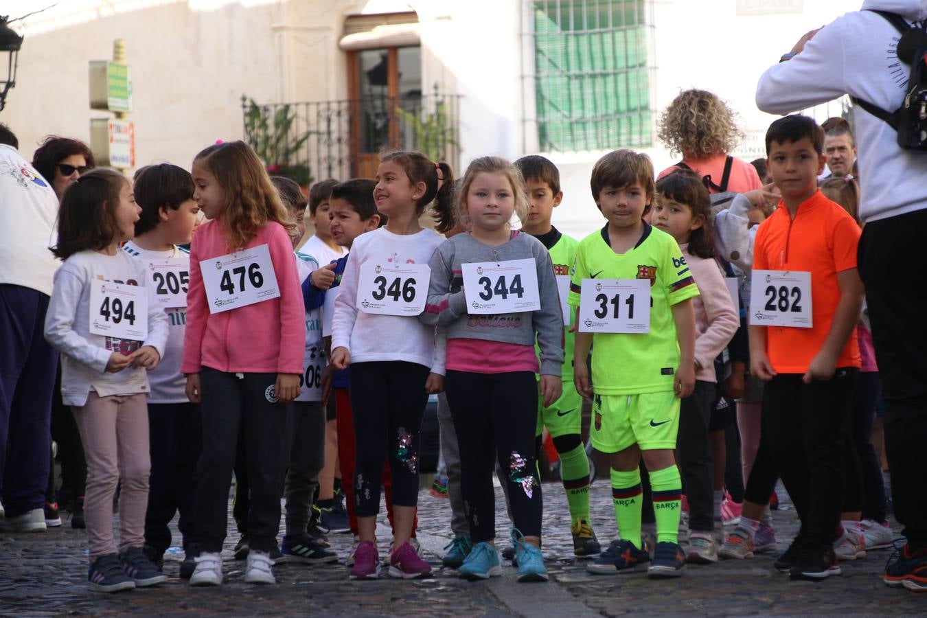 Jerez de los Caballeros celebró, ayer, la IX Carrera y Caminata Solidaria, organizada por la Junta de Cofradías de la Semana Santa Jerezana. La solidaridad y el deporte lograron recaudar 866 euros que irán destinados a Cáritas en Jerez.