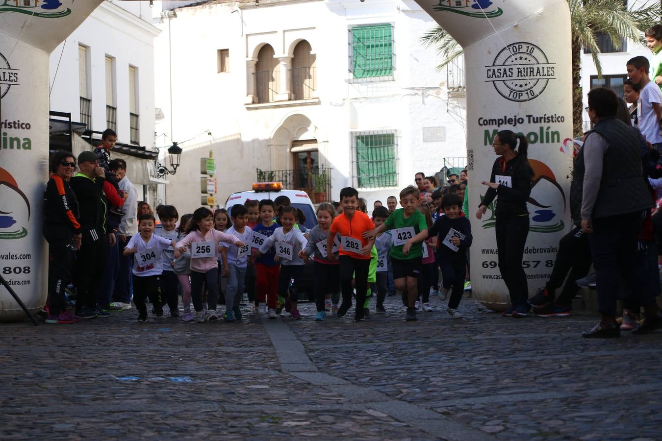 Jerez de los Caballeros celebró, ayer, la IX Carrera y Caminata Solidaria, organizada por la Junta de Cofradías de la Semana Santa Jerezana. La solidaridad y el deporte lograron recaudar 866 euros que irán destinados a Cáritas en Jerez.