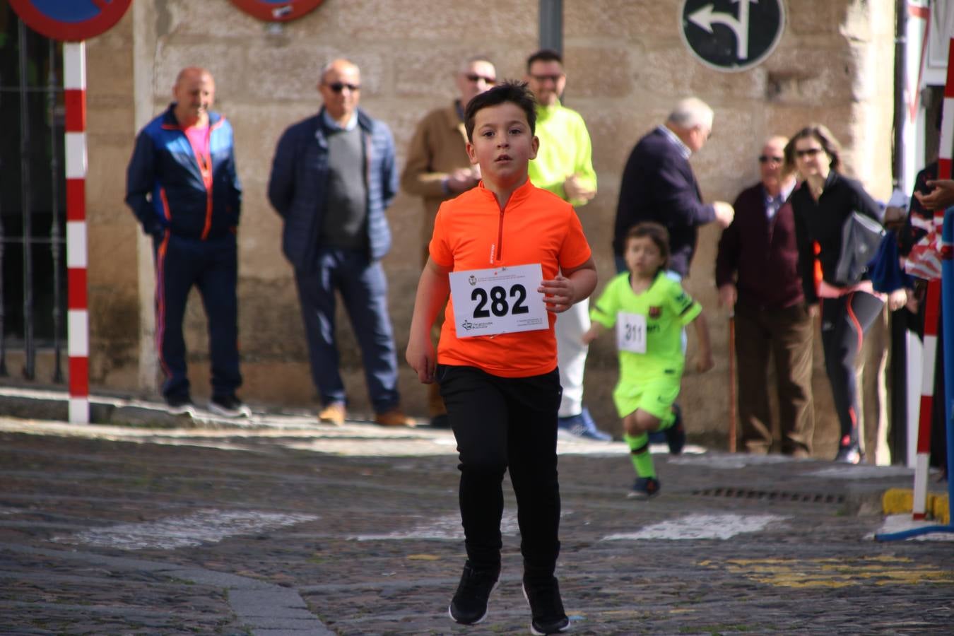 Jerez de los Caballeros celebró, ayer, la IX Carrera y Caminata Solidaria, organizada por la Junta de Cofradías de la Semana Santa Jerezana. La solidaridad y el deporte lograron recaudar 866 euros que irán destinados a Cáritas en Jerez.
