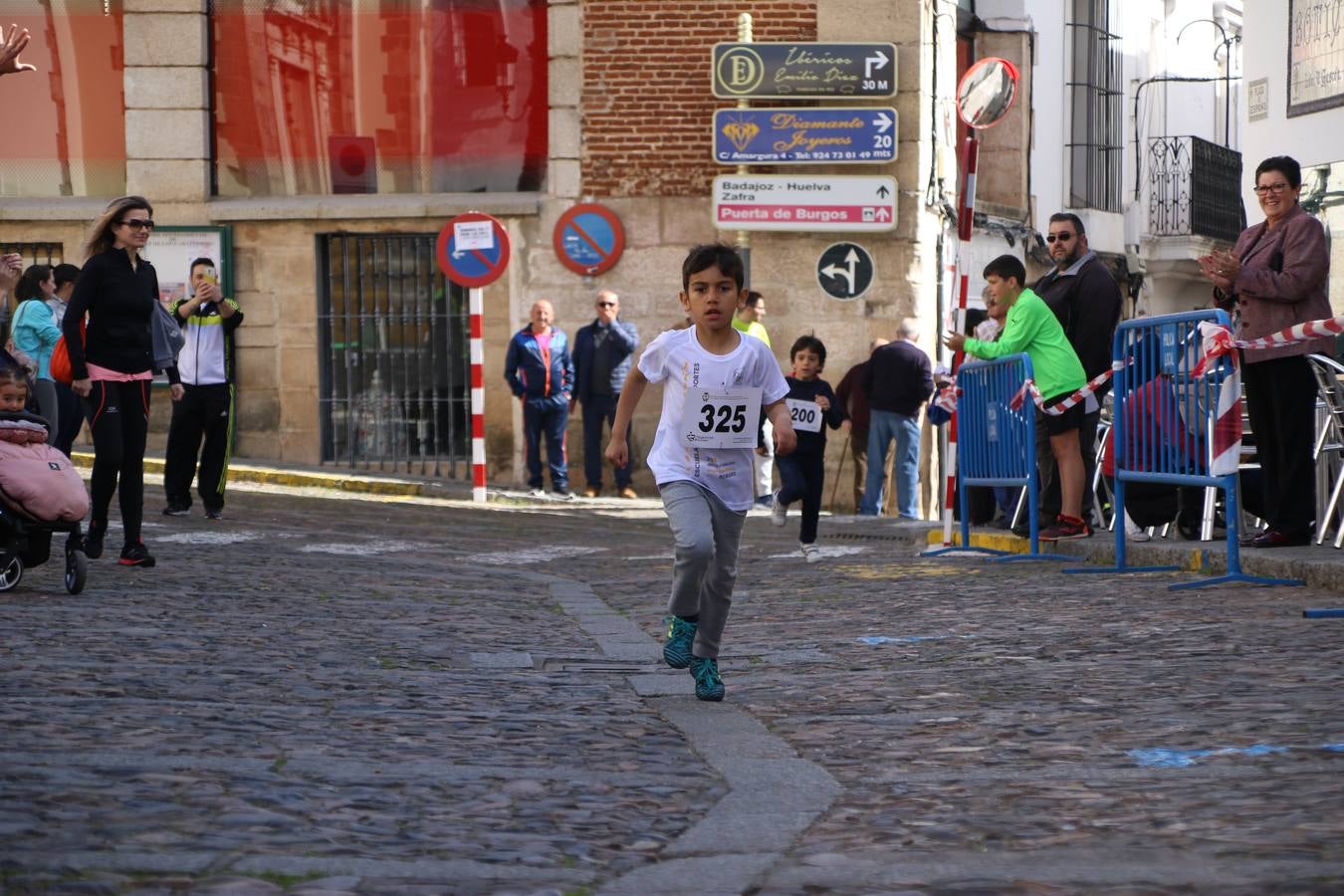 Jerez de los Caballeros celebró, ayer, la IX Carrera y Caminata Solidaria, organizada por la Junta de Cofradías de la Semana Santa Jerezana. La solidaridad y el deporte lograron recaudar 866 euros que irán destinados a Cáritas en Jerez.