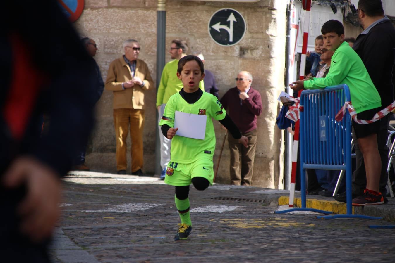Jerez de los Caballeros celebró, ayer, la IX Carrera y Caminata Solidaria, organizada por la Junta de Cofradías de la Semana Santa Jerezana. La solidaridad y el deporte lograron recaudar 866 euros que irán destinados a Cáritas en Jerez.