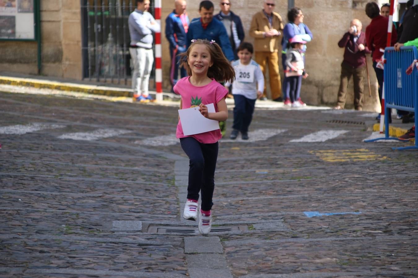 Jerez de los Caballeros celebró, ayer, la IX Carrera y Caminata Solidaria, organizada por la Junta de Cofradías de la Semana Santa Jerezana. La solidaridad y el deporte lograron recaudar 866 euros que irán destinados a Cáritas en Jerez.