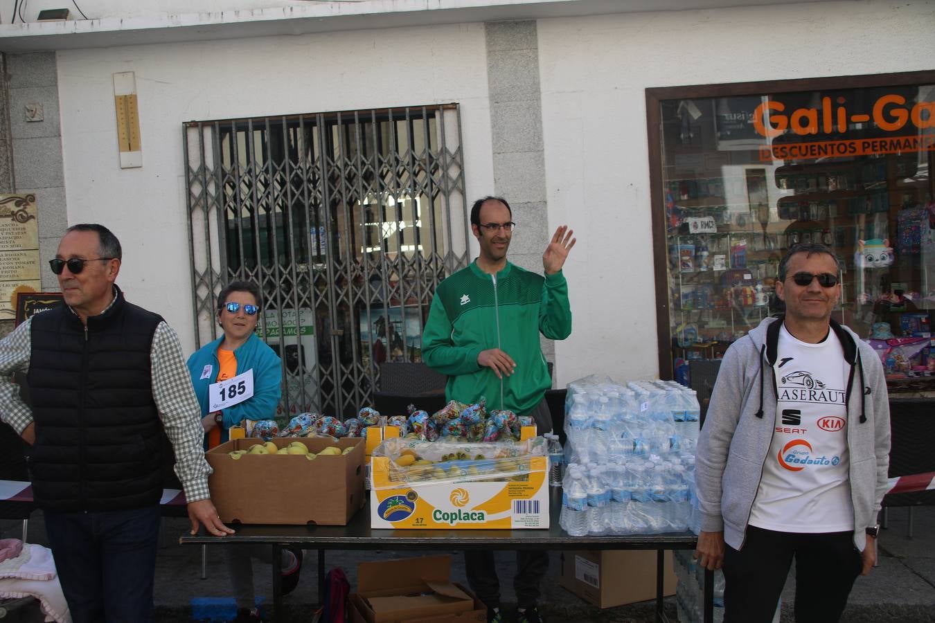 Jerez de los Caballeros celebró, ayer, la IX Carrera y Caminata Solidaria, organizada por la Junta de Cofradías de la Semana Santa Jerezana. La solidaridad y el deporte lograron recaudar 866 euros que irán destinados a Cáritas en Jerez.