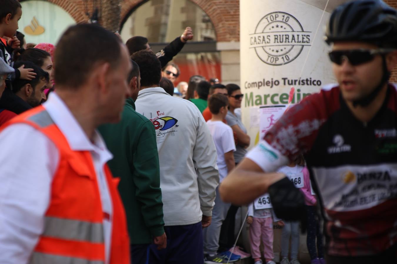 Jerez de los Caballeros celebró, ayer, la IX Carrera y Caminata Solidaria, organizada por la Junta de Cofradías de la Semana Santa Jerezana. La solidaridad y el deporte lograron recaudar 866 euros que irán destinados a Cáritas en Jerez.