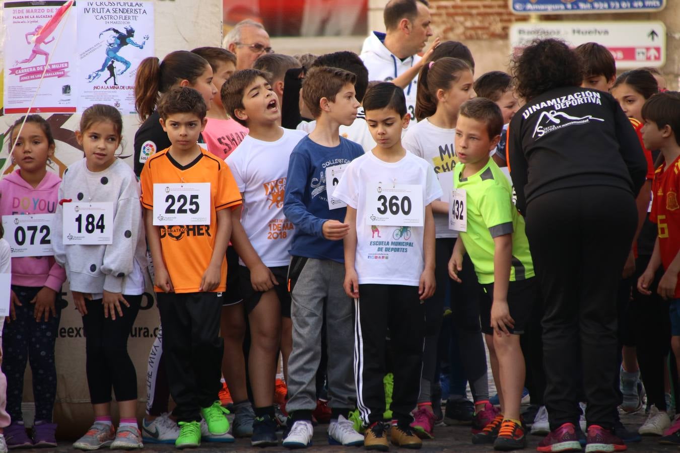 Jerez de los Caballeros celebró, ayer, la IX Carrera y Caminata Solidaria, organizada por la Junta de Cofradías de la Semana Santa Jerezana. La solidaridad y el deporte lograron recaudar 866 euros que irán destinados a Cáritas en Jerez.
