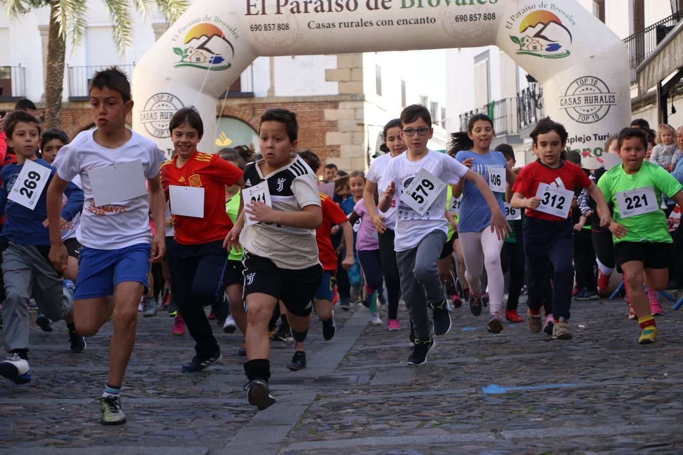 Jerez de los Caballeros celebró, ayer, la IX Carrera y Caminata Solidaria, organizada por la Junta de Cofradías de la Semana Santa Jerezana. La solidaridad y el deporte lograron recaudar 866 euros que irán destinados a Cáritas en Jerez.