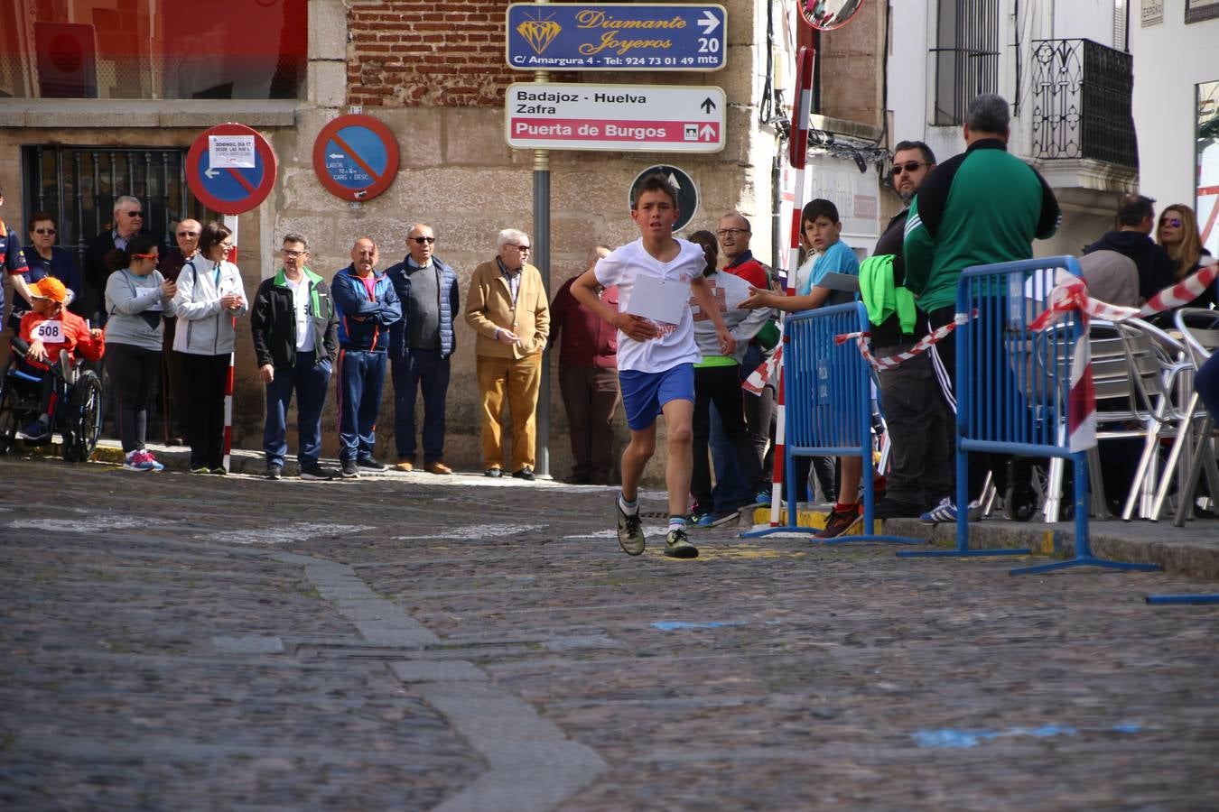 Jerez de los Caballeros celebró, ayer, la IX Carrera y Caminata Solidaria, organizada por la Junta de Cofradías de la Semana Santa Jerezana. La solidaridad y el deporte lograron recaudar 866 euros que irán destinados a Cáritas en Jerez.