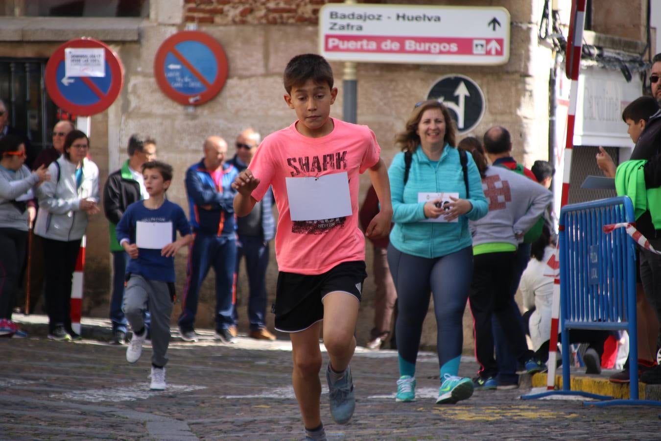 Jerez de los Caballeros celebró, ayer, la IX Carrera y Caminata Solidaria, organizada por la Junta de Cofradías de la Semana Santa Jerezana. La solidaridad y el deporte lograron recaudar 866 euros que irán destinados a Cáritas en Jerez.
