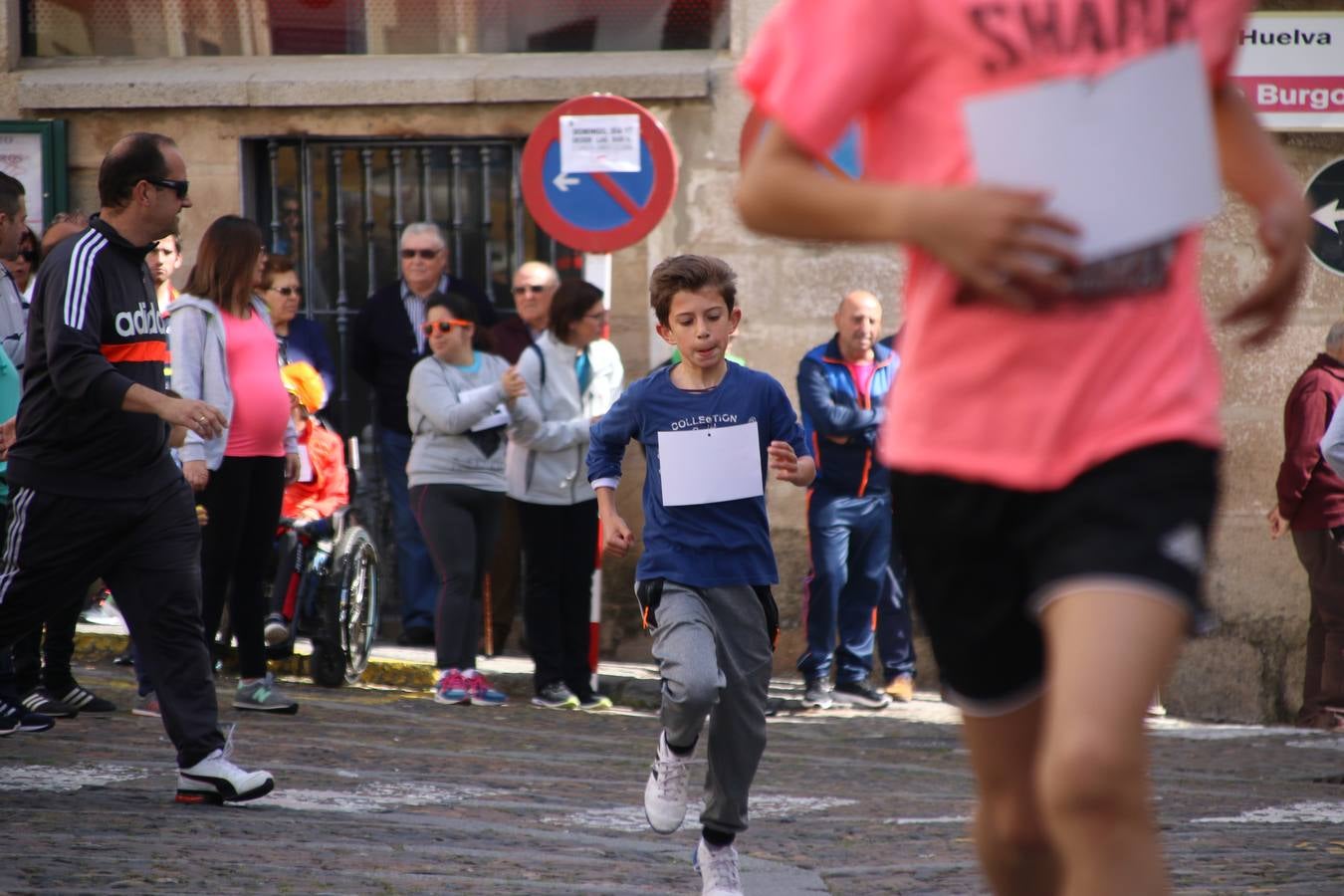 Jerez de los Caballeros celebró, ayer, la IX Carrera y Caminata Solidaria, organizada por la Junta de Cofradías de la Semana Santa Jerezana. La solidaridad y el deporte lograron recaudar 866 euros que irán destinados a Cáritas en Jerez.