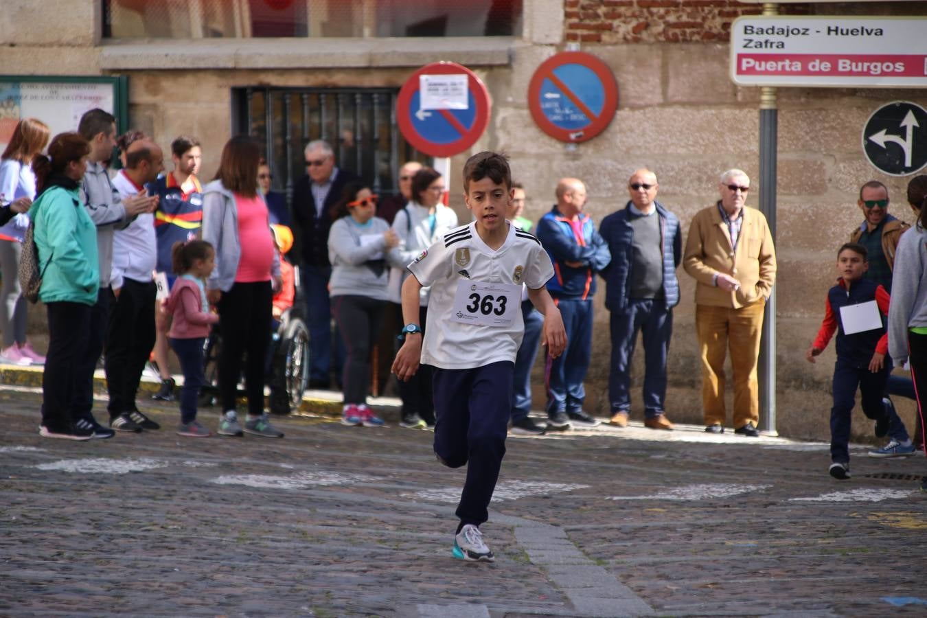 Jerez de los Caballeros celebró, ayer, la IX Carrera y Caminata Solidaria, organizada por la Junta de Cofradías de la Semana Santa Jerezana. La solidaridad y el deporte lograron recaudar 866 euros que irán destinados a Cáritas en Jerez.
