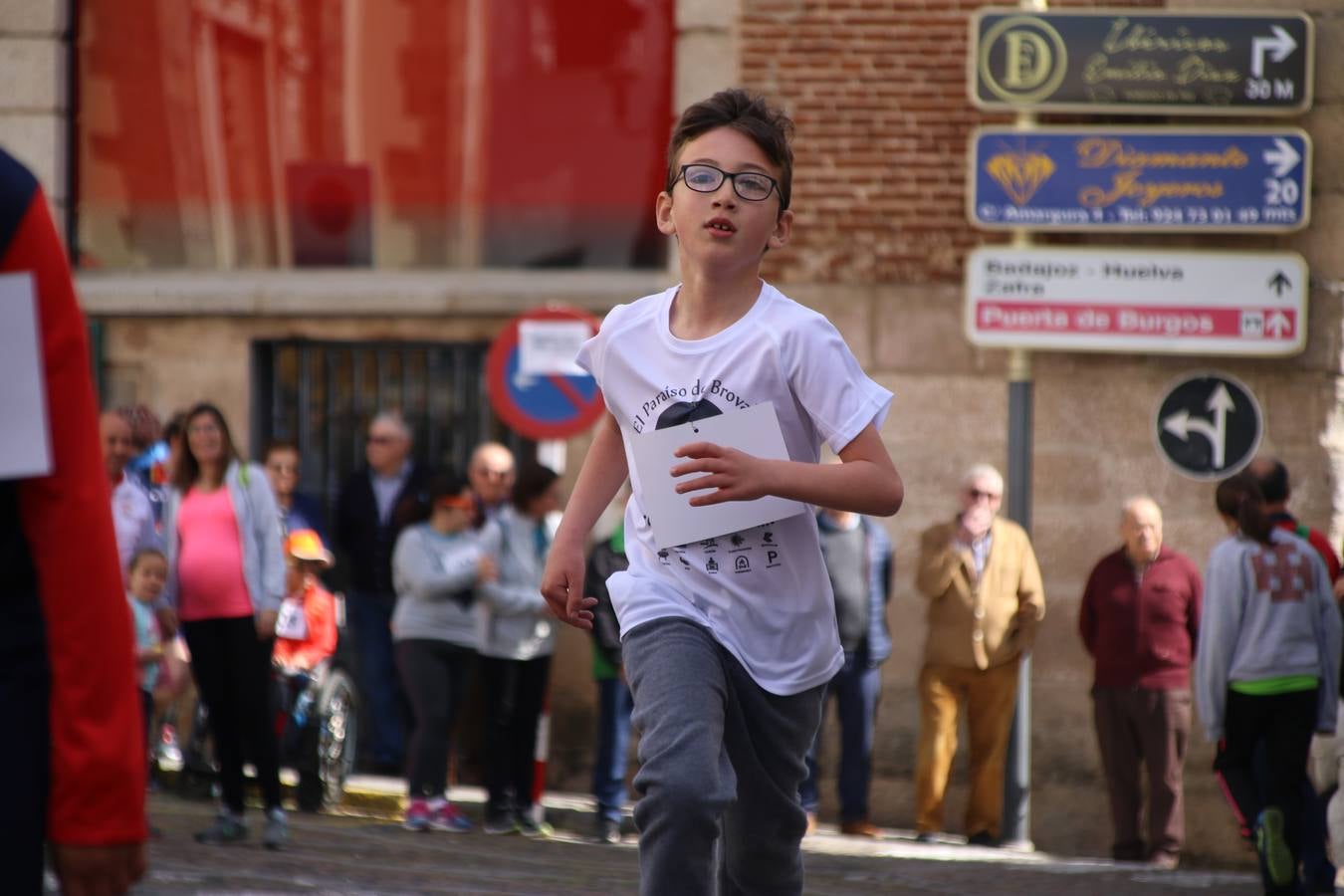 Jerez de los Caballeros celebró, ayer, la IX Carrera y Caminata Solidaria, organizada por la Junta de Cofradías de la Semana Santa Jerezana. La solidaridad y el deporte lograron recaudar 866 euros que irán destinados a Cáritas en Jerez.