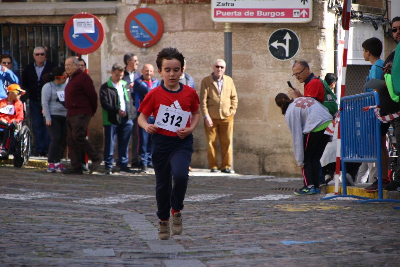 Jerez de los Caballeros celebró, ayer, la IX Carrera y Caminata Solidaria, organizada por la Junta de Cofradías de la Semana Santa Jerezana. La solidaridad y el deporte lograron recaudar 866 euros que irán destinados a Cáritas en Jerez.