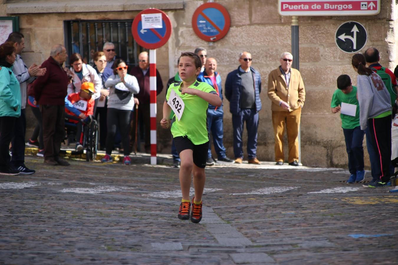 Jerez de los Caballeros celebró, ayer, la IX Carrera y Caminata Solidaria, organizada por la Junta de Cofradías de la Semana Santa Jerezana. La solidaridad y el deporte lograron recaudar 866 euros que irán destinados a Cáritas en Jerez.