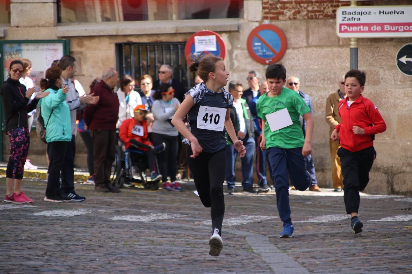 Jerez de los Caballeros celebró, ayer, la IX Carrera y Caminata Solidaria, organizada por la Junta de Cofradías de la Semana Santa Jerezana. La solidaridad y el deporte lograron recaudar 866 euros que irán destinados a Cáritas en Jerez.