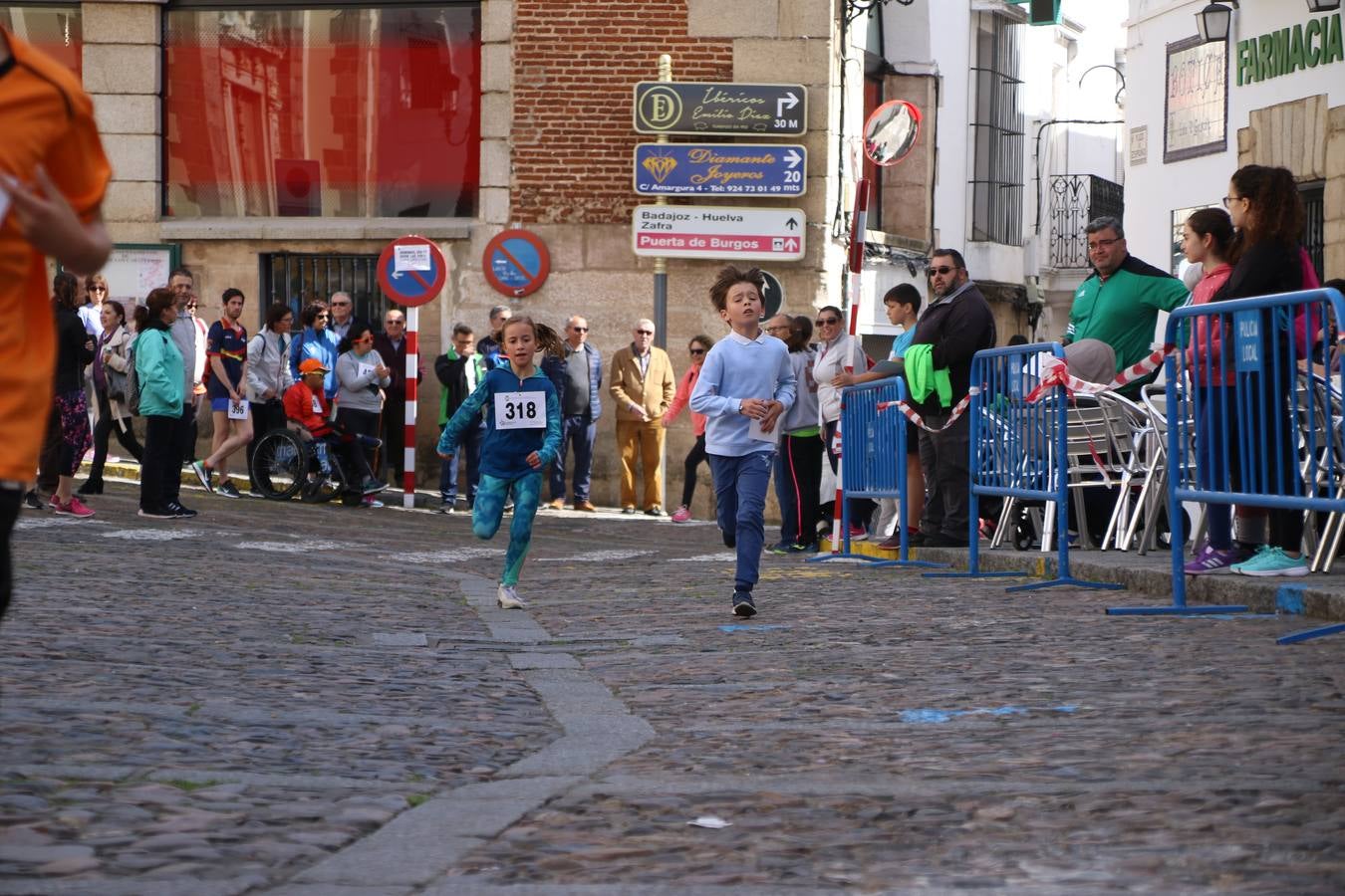 Jerez de los Caballeros celebró, ayer, la IX Carrera y Caminata Solidaria, organizada por la Junta de Cofradías de la Semana Santa Jerezana. La solidaridad y el deporte lograron recaudar 866 euros que irán destinados a Cáritas en Jerez.