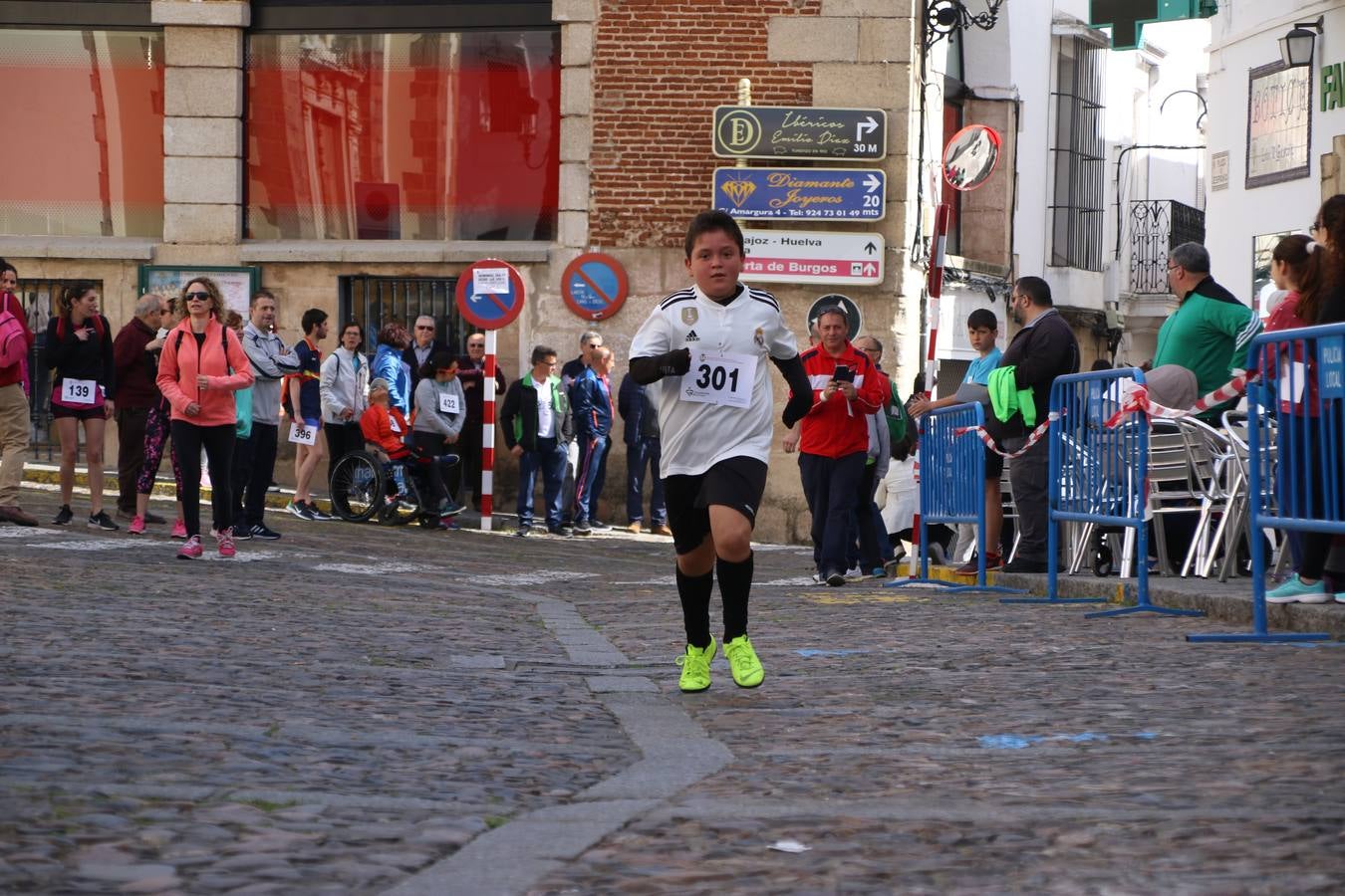 Jerez de los Caballeros celebró, ayer, la IX Carrera y Caminata Solidaria, organizada por la Junta de Cofradías de la Semana Santa Jerezana. La solidaridad y el deporte lograron recaudar 866 euros que irán destinados a Cáritas en Jerez.