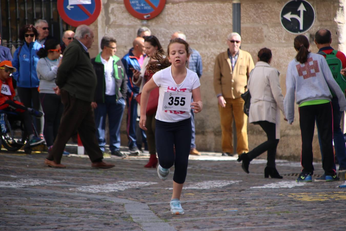 Jerez de los Caballeros celebró, ayer, la IX Carrera y Caminata Solidaria, organizada por la Junta de Cofradías de la Semana Santa Jerezana. La solidaridad y el deporte lograron recaudar 866 euros que irán destinados a Cáritas en Jerez.