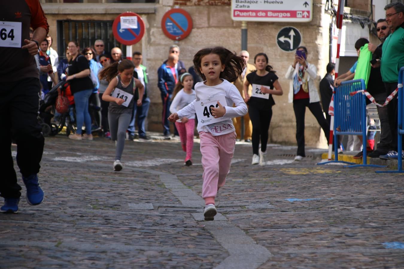 Jerez de los Caballeros celebró, ayer, la IX Carrera y Caminata Solidaria, organizada por la Junta de Cofradías de la Semana Santa Jerezana. La solidaridad y el deporte lograron recaudar 866 euros que irán destinados a Cáritas en Jerez.