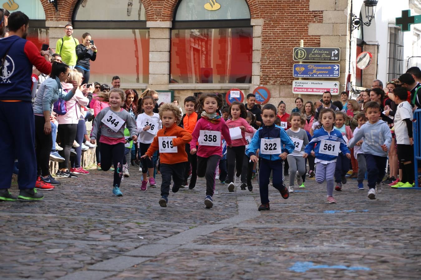 Jerez de los Caballeros celebró, ayer, la IX Carrera y Caminata Solidaria, organizada por la Junta de Cofradías de la Semana Santa Jerezana. La solidaridad y el deporte lograron recaudar 866 euros que irán destinados a Cáritas en Jerez.