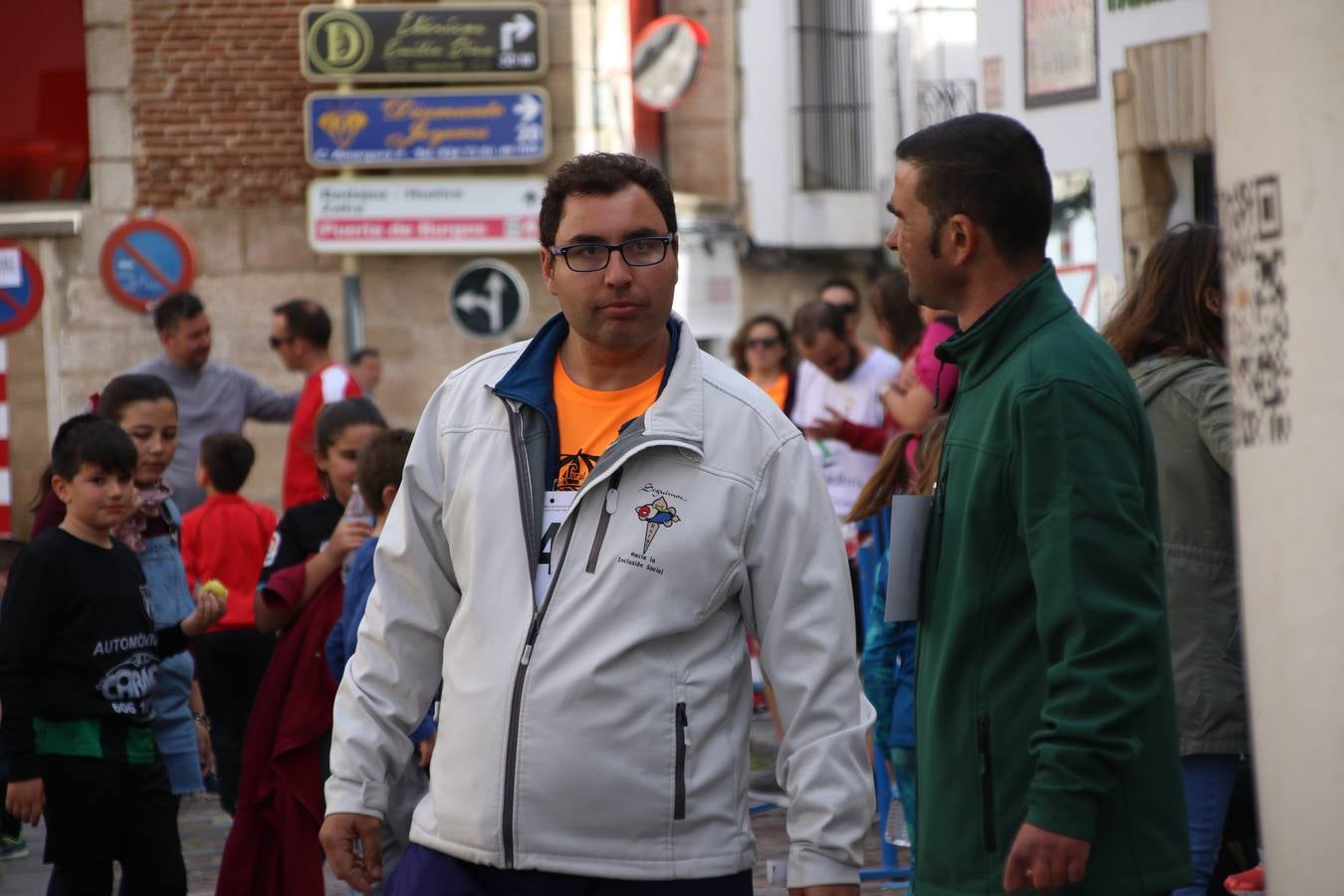 Jerez de los Caballeros celebró, ayer, la IX Carrera y Caminata Solidaria, organizada por la Junta de Cofradías de la Semana Santa Jerezana. La solidaridad y el deporte lograron recaudar 866 euros que irán destinados a Cáritas en Jerez.
