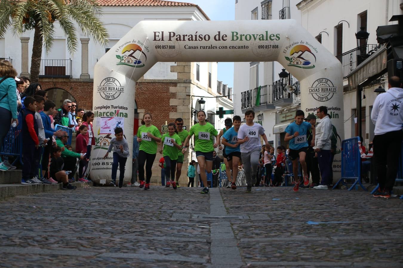 Jerez de los Caballeros celebró, ayer, la IX Carrera y Caminata Solidaria, organizada por la Junta de Cofradías de la Semana Santa Jerezana. La solidaridad y el deporte lograron recaudar 866 euros que irán destinados a Cáritas en Jerez.
