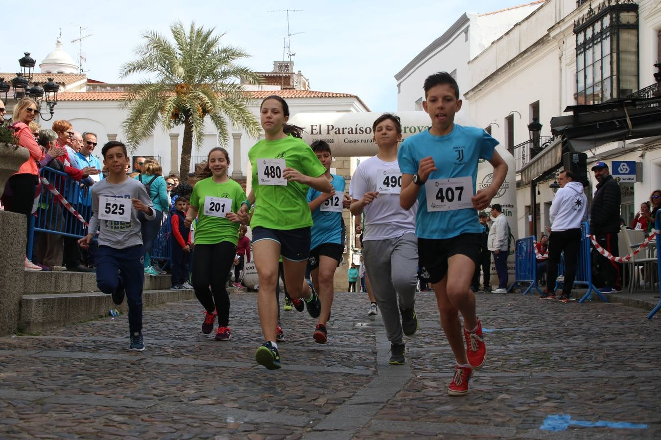 Jerez de los Caballeros celebró, ayer, la IX Carrera y Caminata Solidaria, organizada por la Junta de Cofradías de la Semana Santa Jerezana. La solidaridad y el deporte lograron recaudar 866 euros que irán destinados a Cáritas en Jerez.