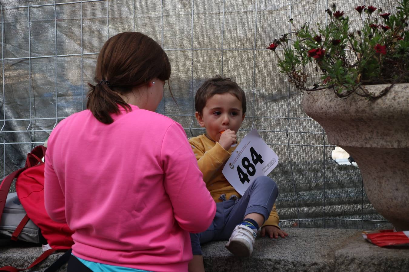 Jerez de los Caballeros celebró, ayer, la IX Carrera y Caminata Solidaria, organizada por la Junta de Cofradías de la Semana Santa Jerezana. La solidaridad y el deporte lograron recaudar 866 euros que irán destinados a Cáritas en Jerez.