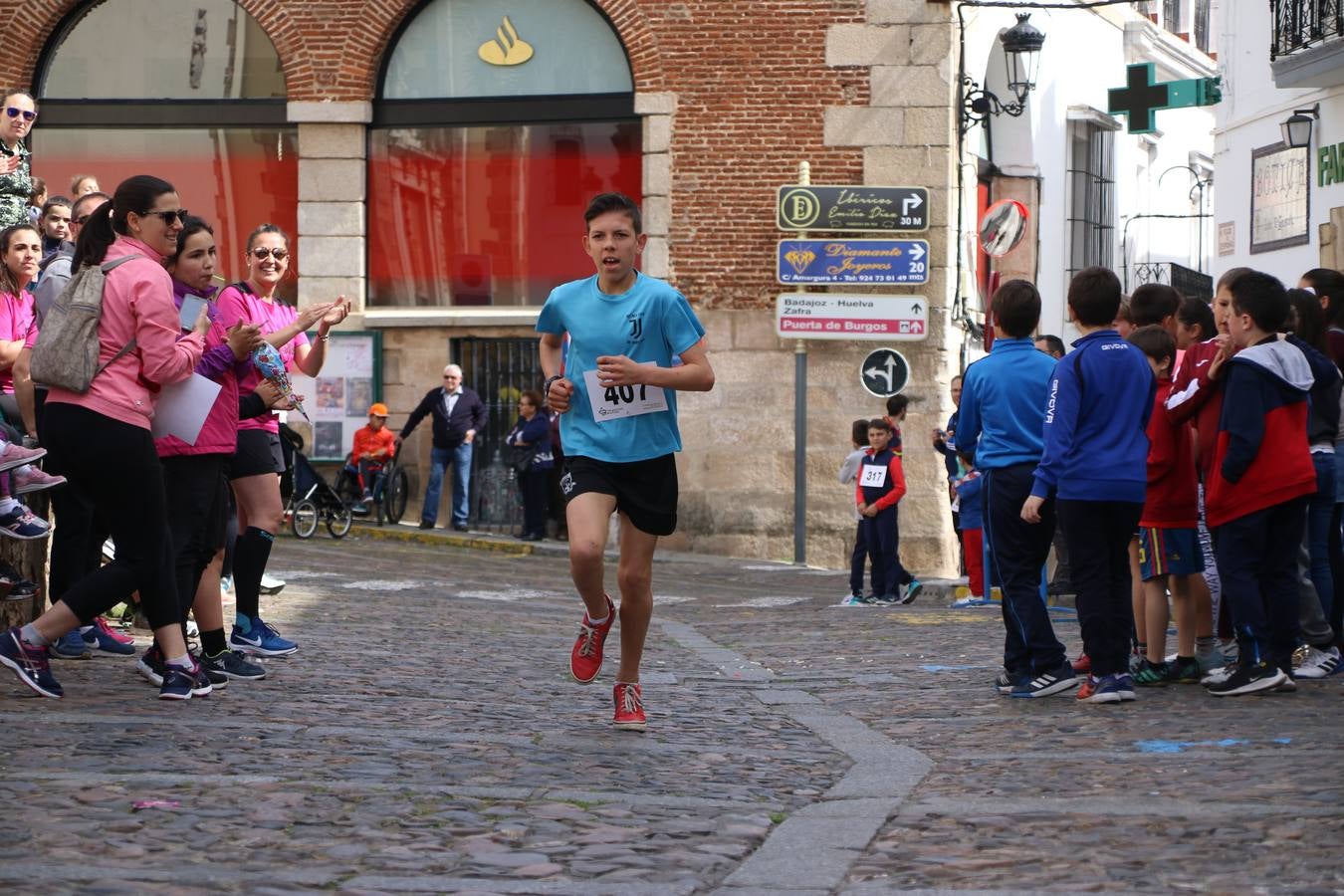 Jerez de los Caballeros celebró, ayer, la IX Carrera y Caminata Solidaria, organizada por la Junta de Cofradías de la Semana Santa Jerezana. La solidaridad y el deporte lograron recaudar 866 euros que irán destinados a Cáritas en Jerez.