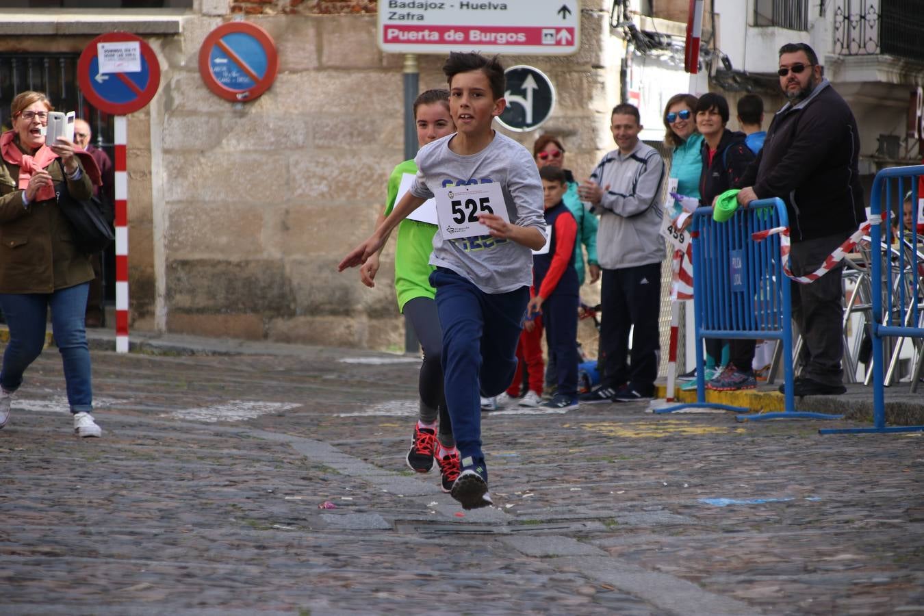 Jerez de los Caballeros celebró, ayer, la IX Carrera y Caminata Solidaria, organizada por la Junta de Cofradías de la Semana Santa Jerezana. La solidaridad y el deporte lograron recaudar 866 euros que irán destinados a Cáritas en Jerez.