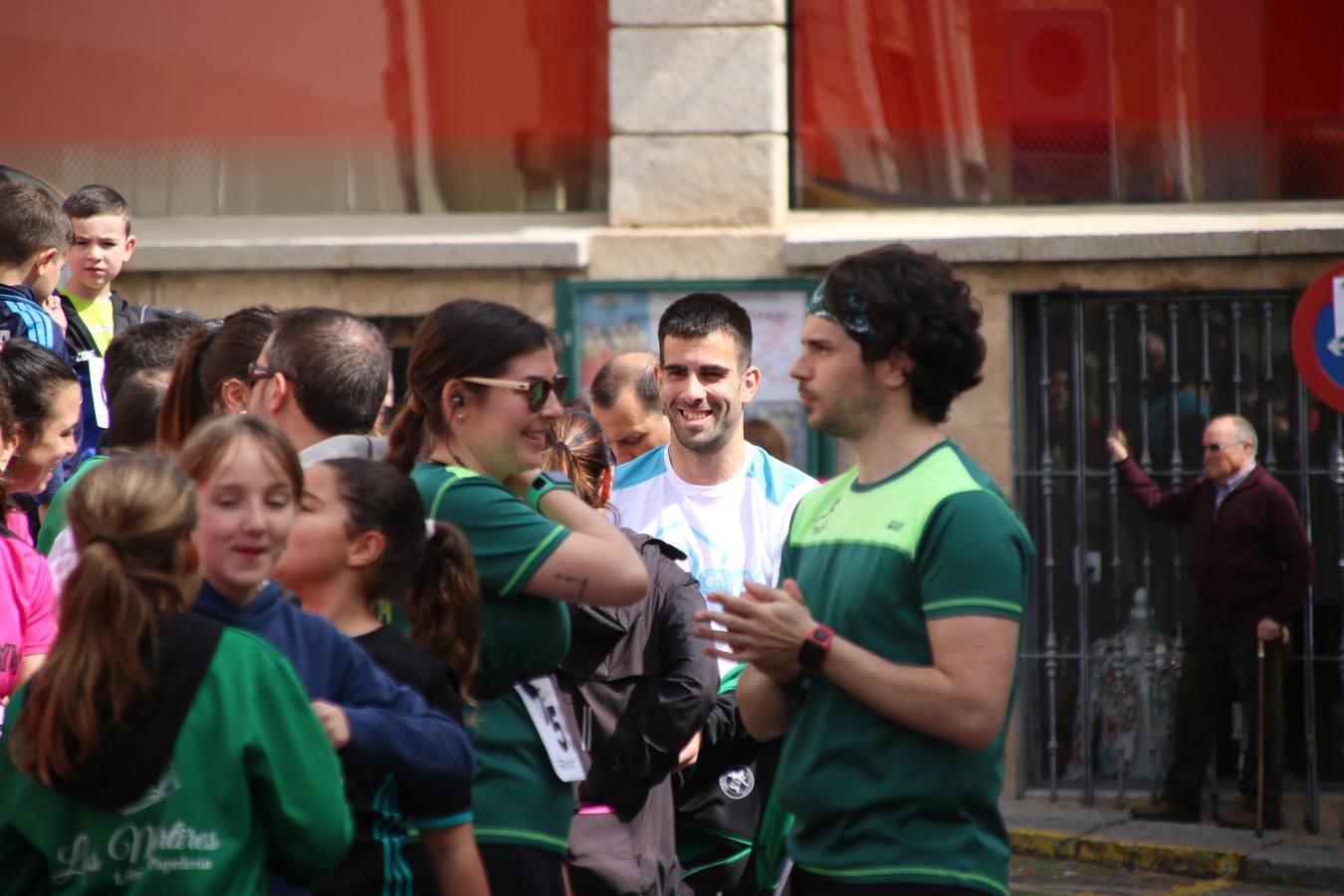 Jerez de los Caballeros celebró, ayer, la IX Carrera y Caminata Solidaria, organizada por la Junta de Cofradías de la Semana Santa Jerezana. La solidaridad y el deporte lograron recaudar 866 euros que irán destinados a Cáritas en Jerez.