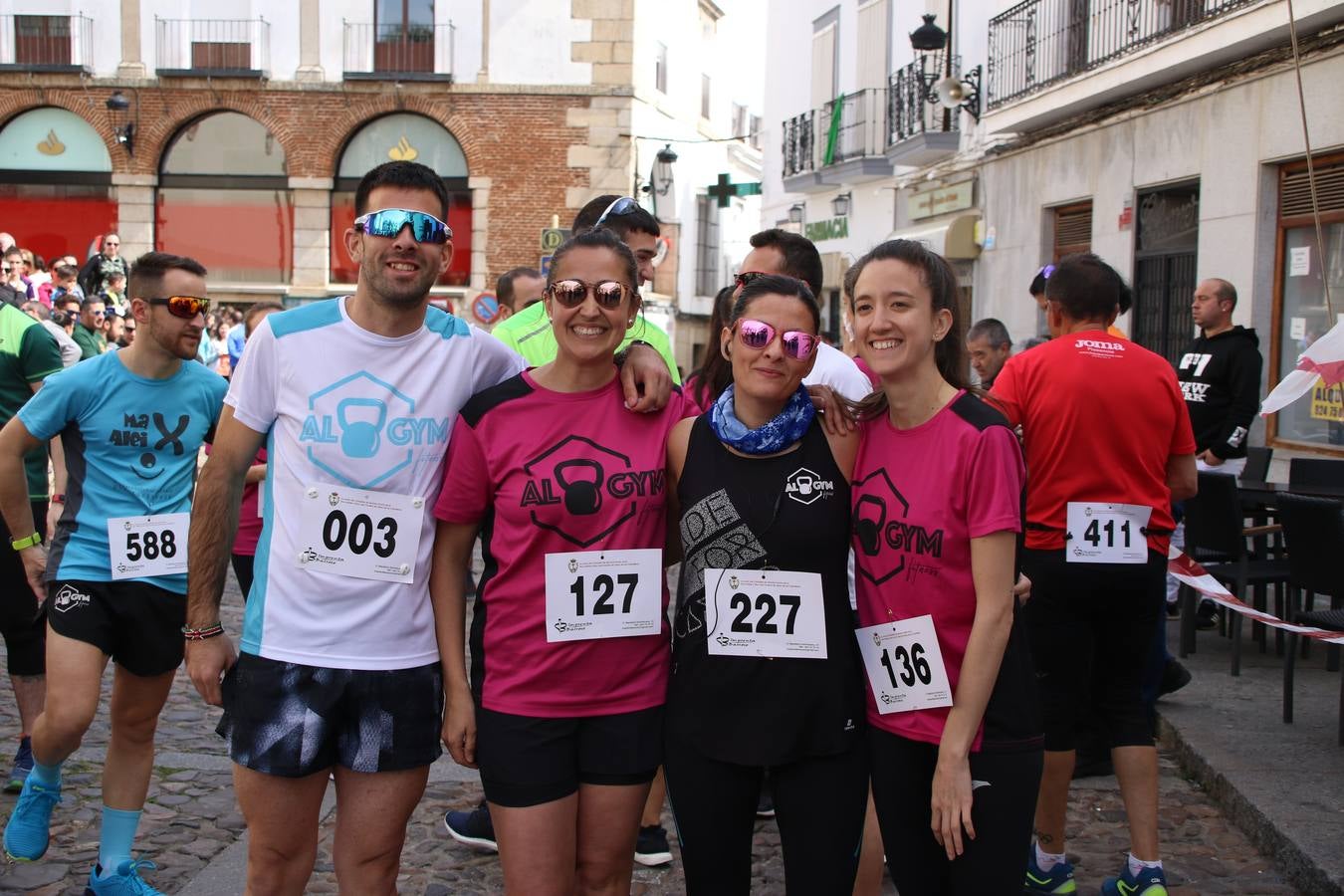 Jerez de los Caballeros celebró, ayer, la IX Carrera y Caminata Solidaria, organizada por la Junta de Cofradías de la Semana Santa Jerezana. La solidaridad y el deporte lograron recaudar 866 euros que irán destinados a Cáritas en Jerez.