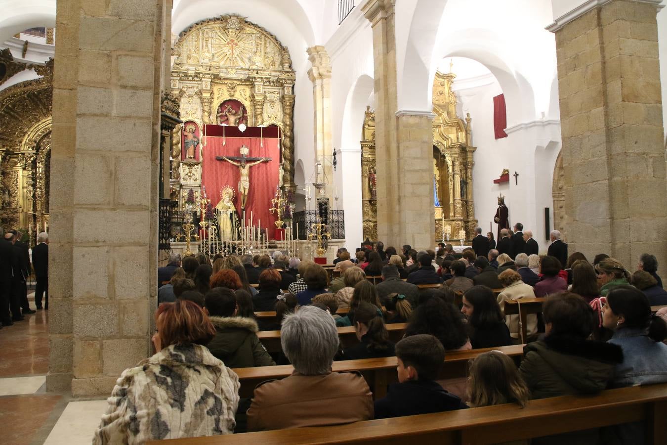 El templo patronal de San Bartolomé fue escenario, ayer, de una nueva edición del 'Concierto Sacro' que ofreció la Coral de la Escuela Municipal de Música y el Coro infantil de la misma, organizado por el Ayuntamiento del municipio con la colaboración de la Parroquia de esta ciudad.