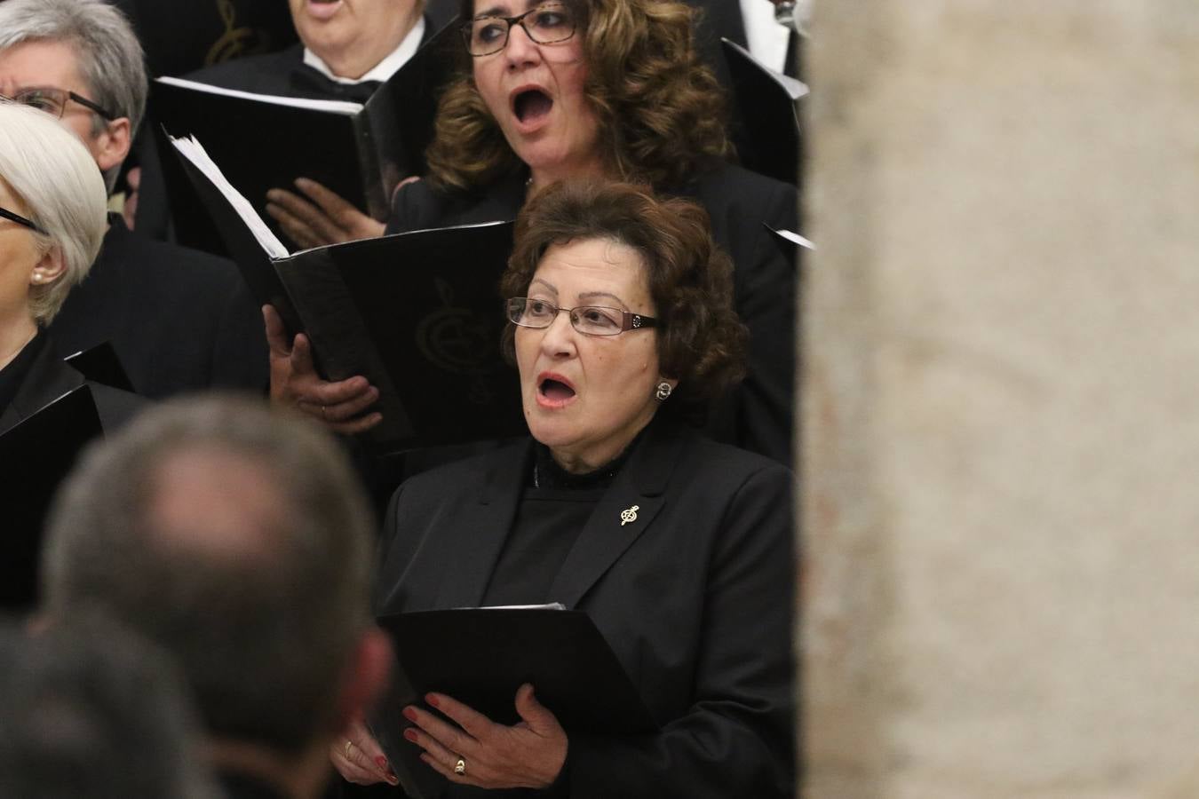 El templo patronal de San Bartolomé fue escenario, ayer, de una nueva edición del 'Concierto Sacro' que ofreció la Coral de la Escuela Municipal de Música y el Coro infantil de la misma, organizado por el Ayuntamiento del municipio con la colaboración de la Parroquia de esta ciudad.