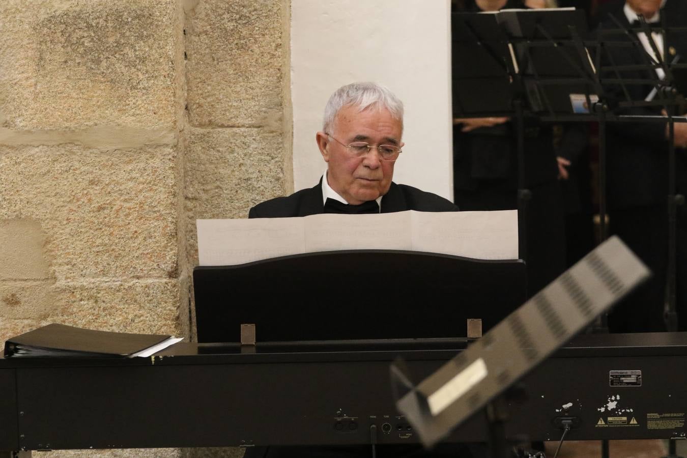 El templo patronal de San Bartolomé fue escenario, ayer, de una nueva edición del 'Concierto Sacro' que ofreció la Coral de la Escuela Municipal de Música y el Coro infantil de la misma, organizado por el Ayuntamiento del municipio con la colaboración de la Parroquia de esta ciudad.