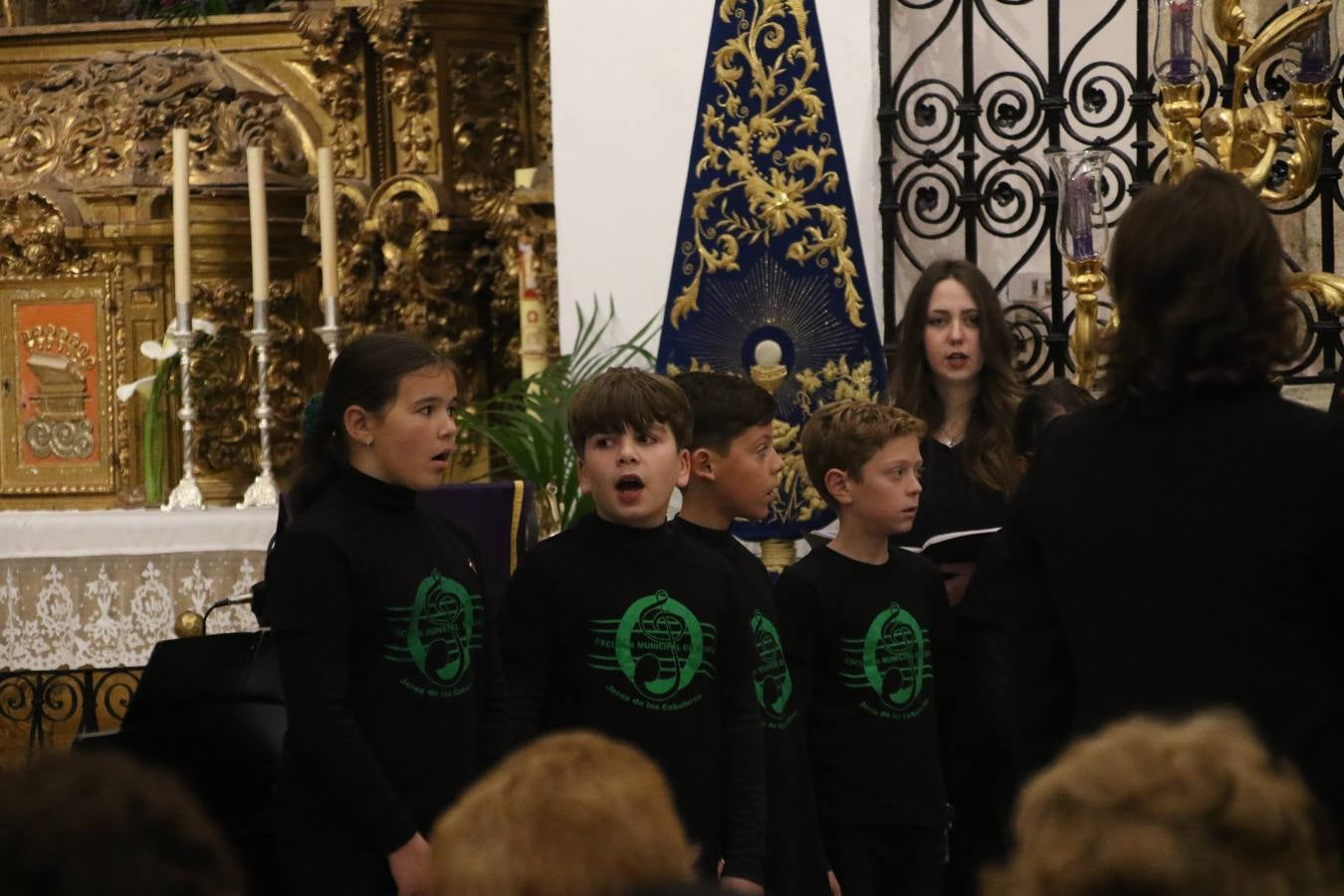 El templo patronal de San Bartolomé fue escenario, ayer, de una nueva edición del 'Concierto Sacro' que ofreció la Coral de la Escuela Municipal de Música y el Coro infantil de la misma, organizado por el Ayuntamiento del municipio con la colaboración de la Parroquia de esta ciudad.