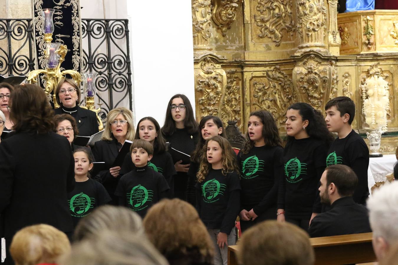 El templo patronal de San Bartolomé fue escenario, ayer, de una nueva edición del 'Concierto Sacro' que ofreció la Coral de la Escuela Municipal de Música y el Coro infantil de la misma, organizado por el Ayuntamiento del municipio con la colaboración de la Parroquia de esta ciudad.