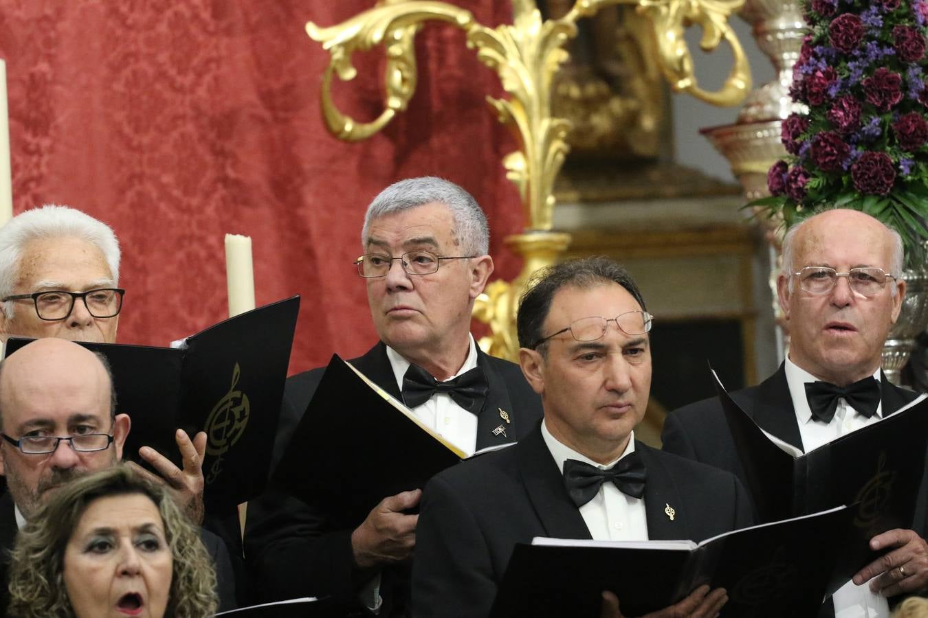 El templo patronal de San Bartolomé fue escenario, ayer, de una nueva edición del 'Concierto Sacro' que ofreció la Coral de la Escuela Municipal de Música y el Coro infantil de la misma, organizado por el Ayuntamiento del municipio con la colaboración de la Parroquia de esta ciudad.