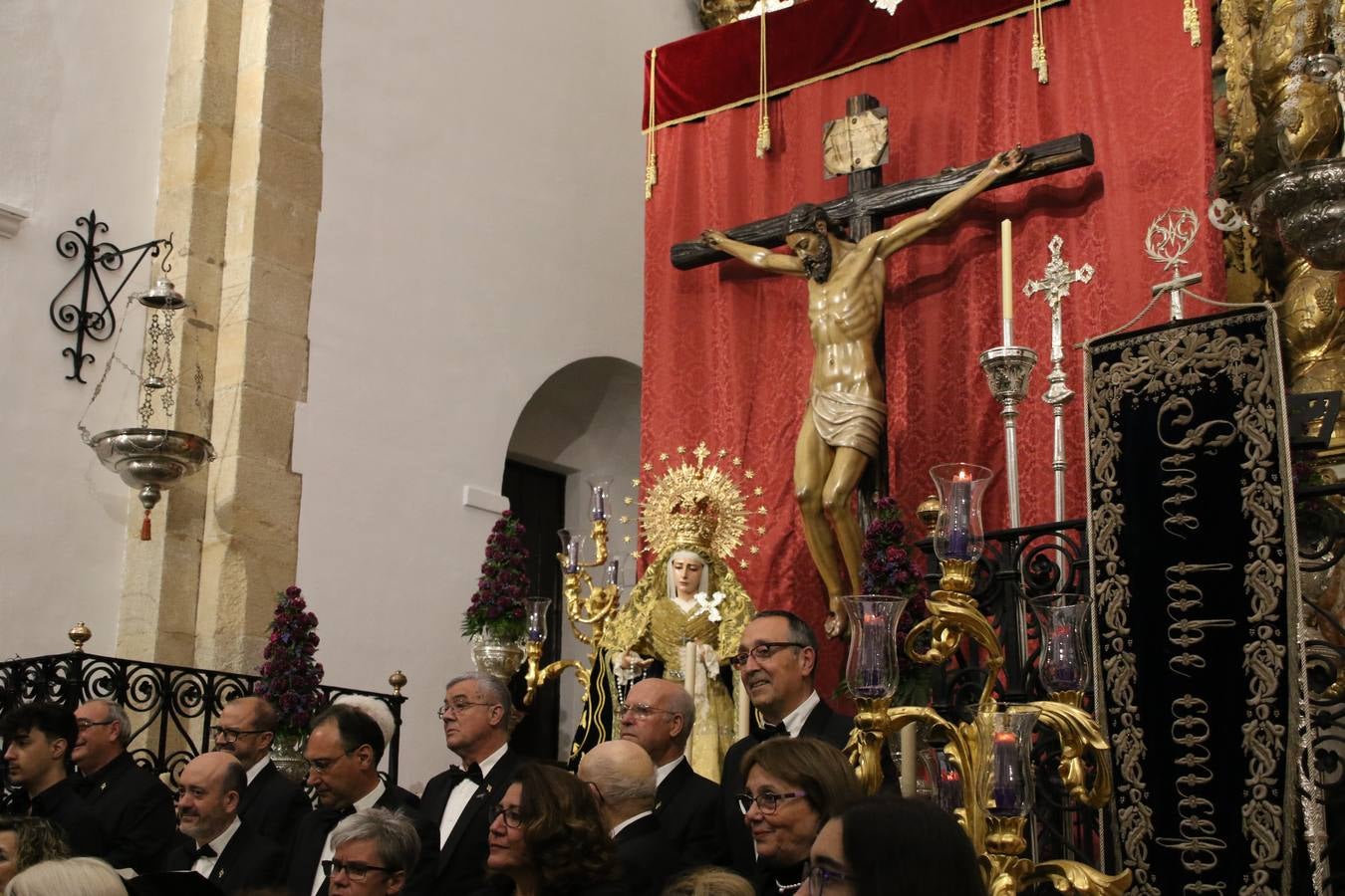 El templo patronal de San Bartolomé fue escenario, ayer, de una nueva edición del 'Concierto Sacro' que ofreció la Coral de la Escuela Municipal de Música y el Coro infantil de la misma, organizado por el Ayuntamiento del municipio con la colaboración de la Parroquia de esta ciudad.