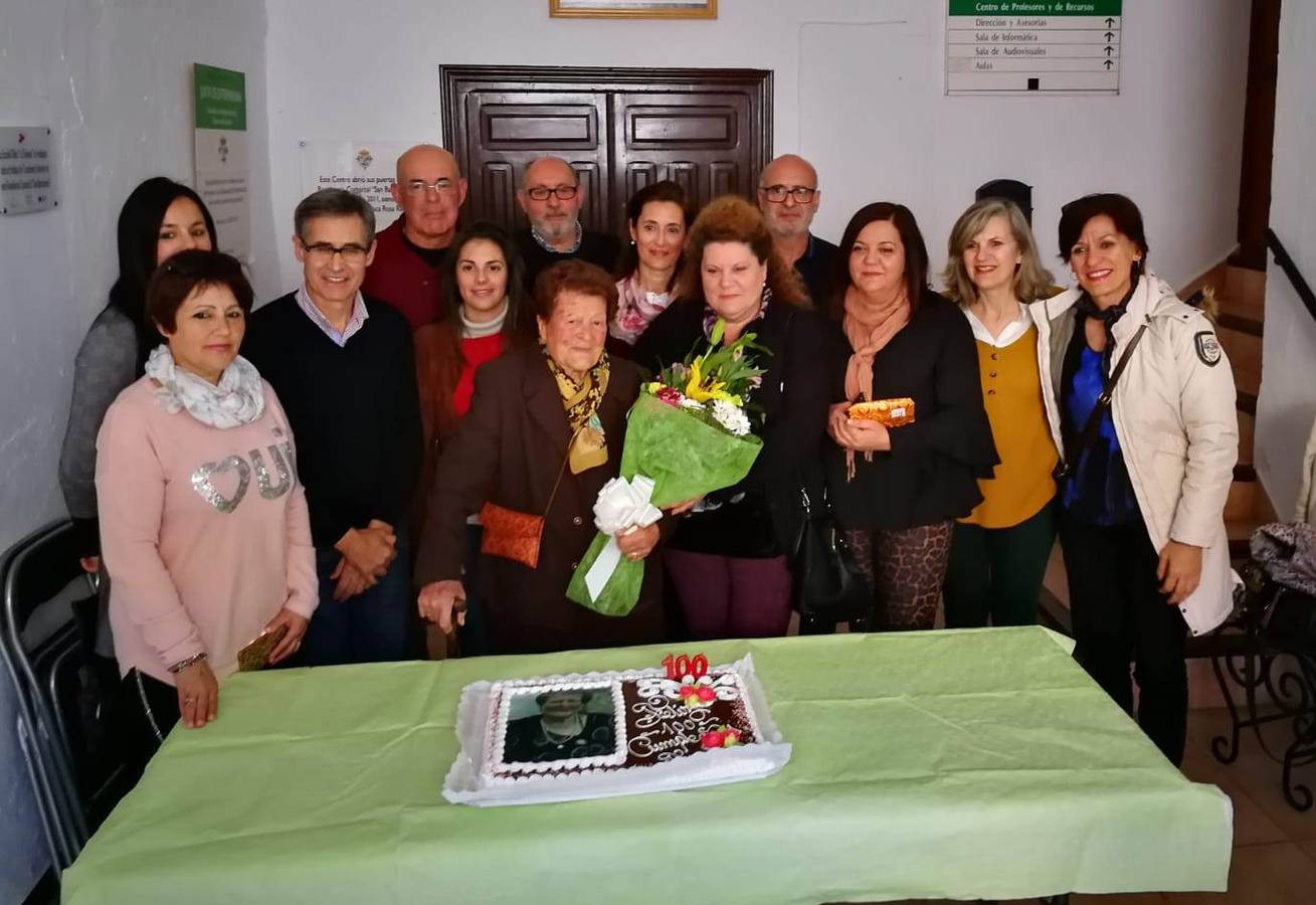 La Asociación de viudas Santa Mónica rindió un afectuoso y emotivo homenaje a Fernanda Martínez Puente, una de smius primeras socias, por su cien cumpleaños. Familiares y autoridades la acompañaron en este bonito acto.