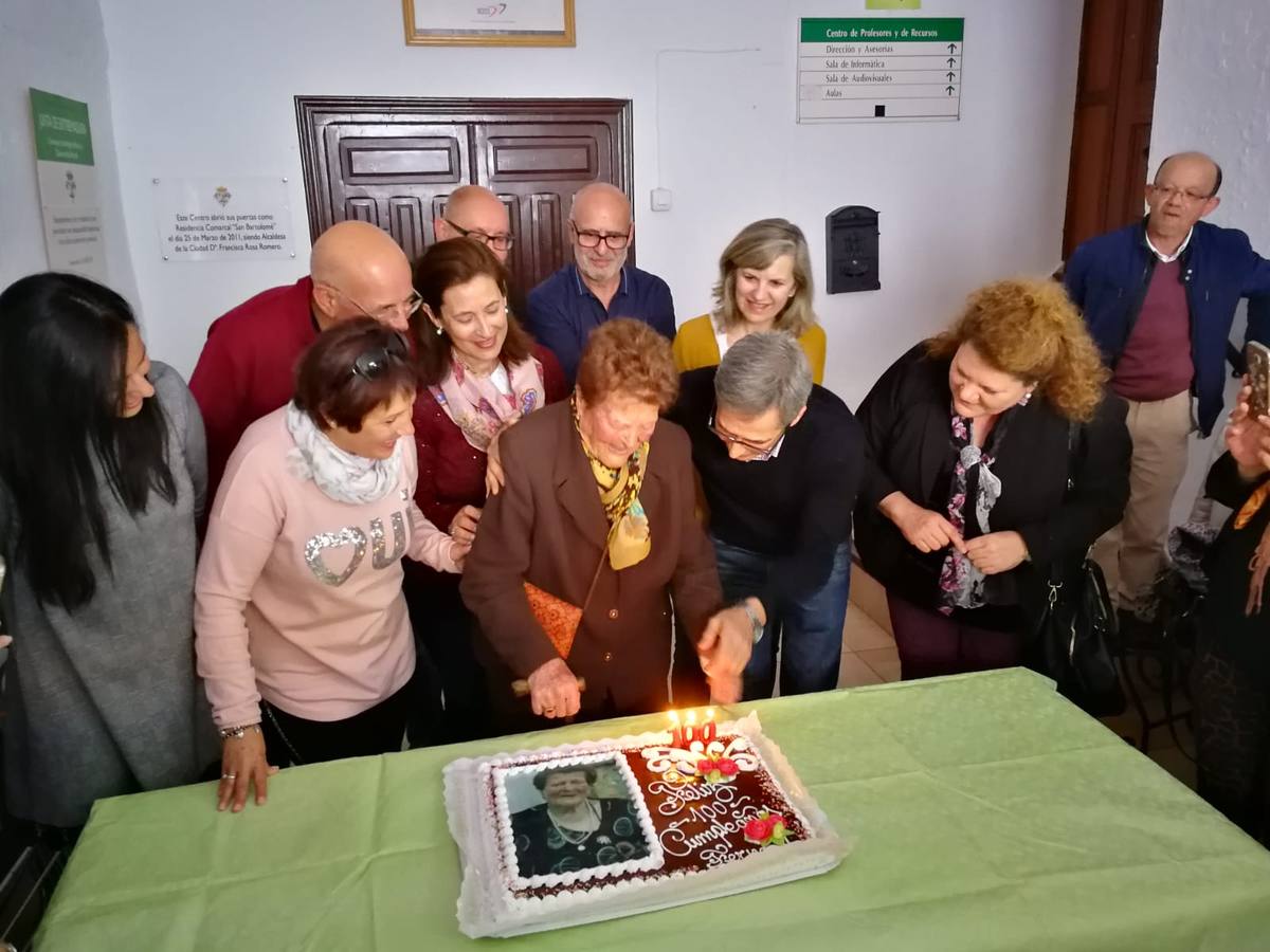 La Asociación de viudas Santa Mónica rindió un afectuoso y emotivo homenaje a Fernanda Martínez Puente, una de smius primeras socias, por su cien cumpleaños. Familiares y autoridades la acompañaron en este bonito acto.