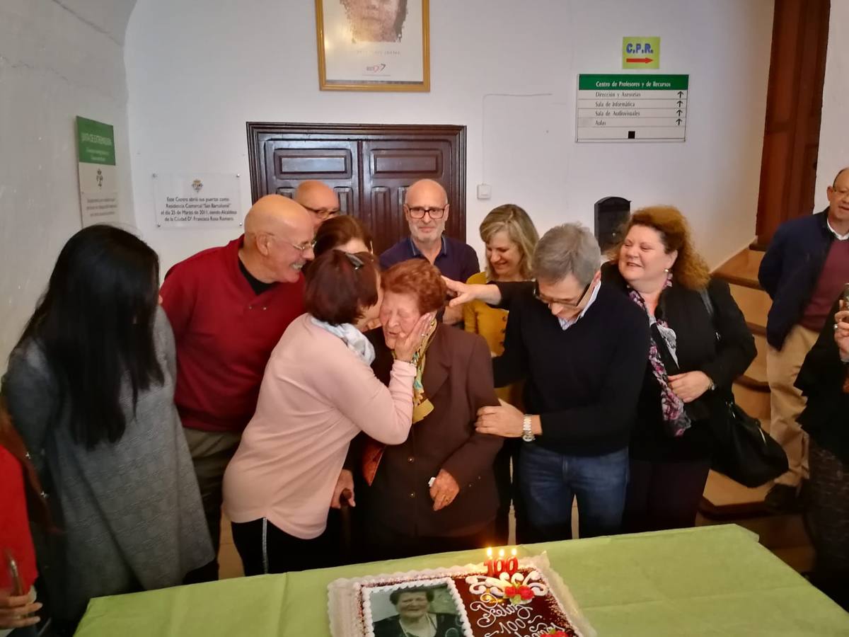 La Asociación de viudas Santa Mónica rindió un afectuoso y emotivo homenaje a Fernanda Martínez Puente, una de smius primeras socias, por su cien cumpleaños. Familiares y autoridades la acompañaron en este bonito acto.