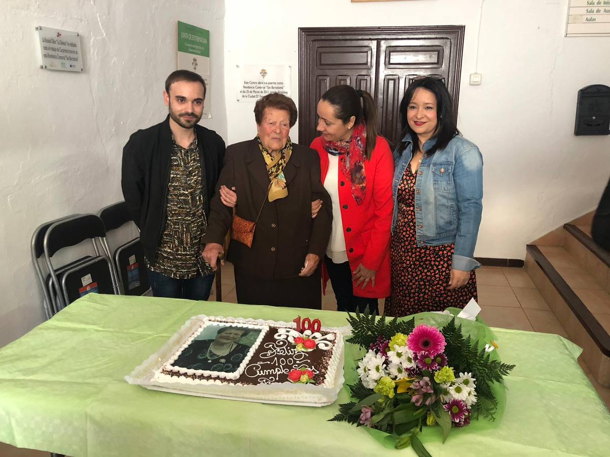 La Asociación de viudas Santa Mónica rindió un afectuoso y emotivo homenaje a Fernanda Martínez Puente, una de smius primeras socias, por su cien cumpleaños. Familiares y autoridades la acompañaron en este bonito acto.
