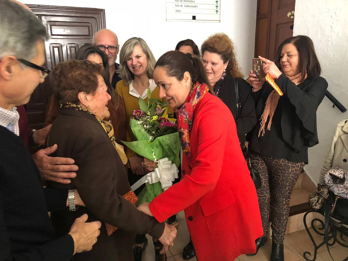 La Asociación de viudas Santa Mónica rindió un afectuoso y emotivo homenaje a Fernanda Martínez Puente, una de smius primeras socias, por su cien cumpleaños. Familiares y autoridades la acompañaron en este bonito acto.