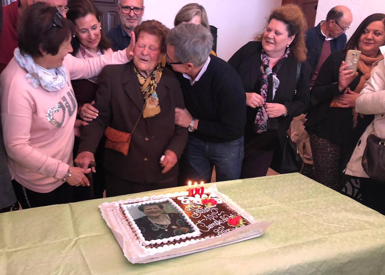 La Asociación de viudas Santa Mónica rindió un afectuoso y emotivo homenaje a Fernanda Martínez Puente, una de smius primeras socias, por su cien cumpleaños. Familiares y autoridades la acompañaron en este bonito acto.