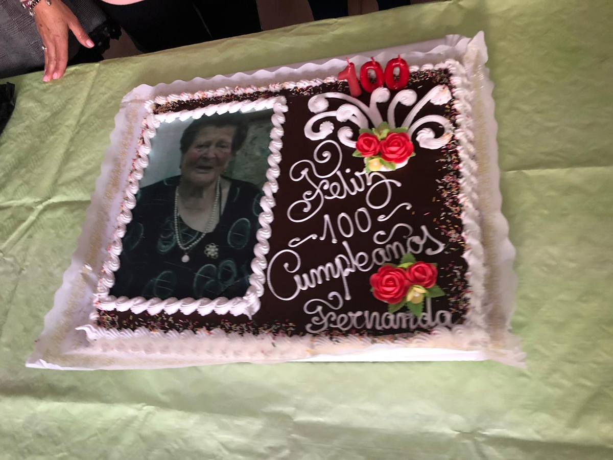 La Asociación de viudas Santa Mónica rindió un afectuoso y emotivo homenaje a Fernanda Martínez Puente, una de smius primeras socias, por su cien cumpleaños. Familiares y autoridades la acompañaron en este bonito acto.