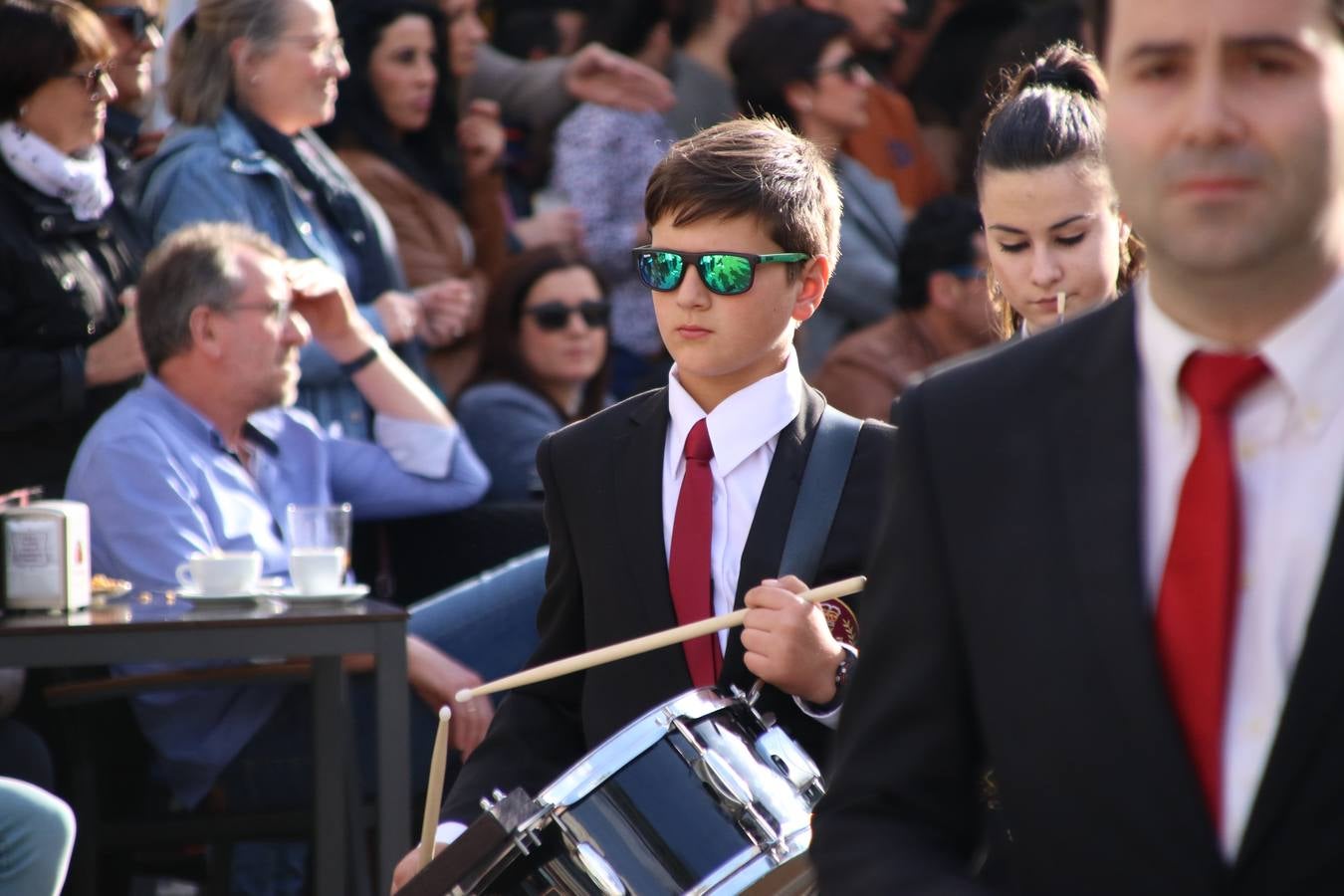 El Cine-teatro Balboa acogió, ayer, la sexta edición del 'Certamen de Bandas Solidario', organizado por la Junta de Cofradías de la Semana Santa de Jerez de los Caballeros. Un Certamen que, gracias a la participación de las distintas agrupaciones musicales del municipio y del Valle de Santa Ana, consiguió recaudar 375 euros y 36 kilos a beneficio del Almacén de Alimentos que Cruz Roja gestiona en Jerez. 