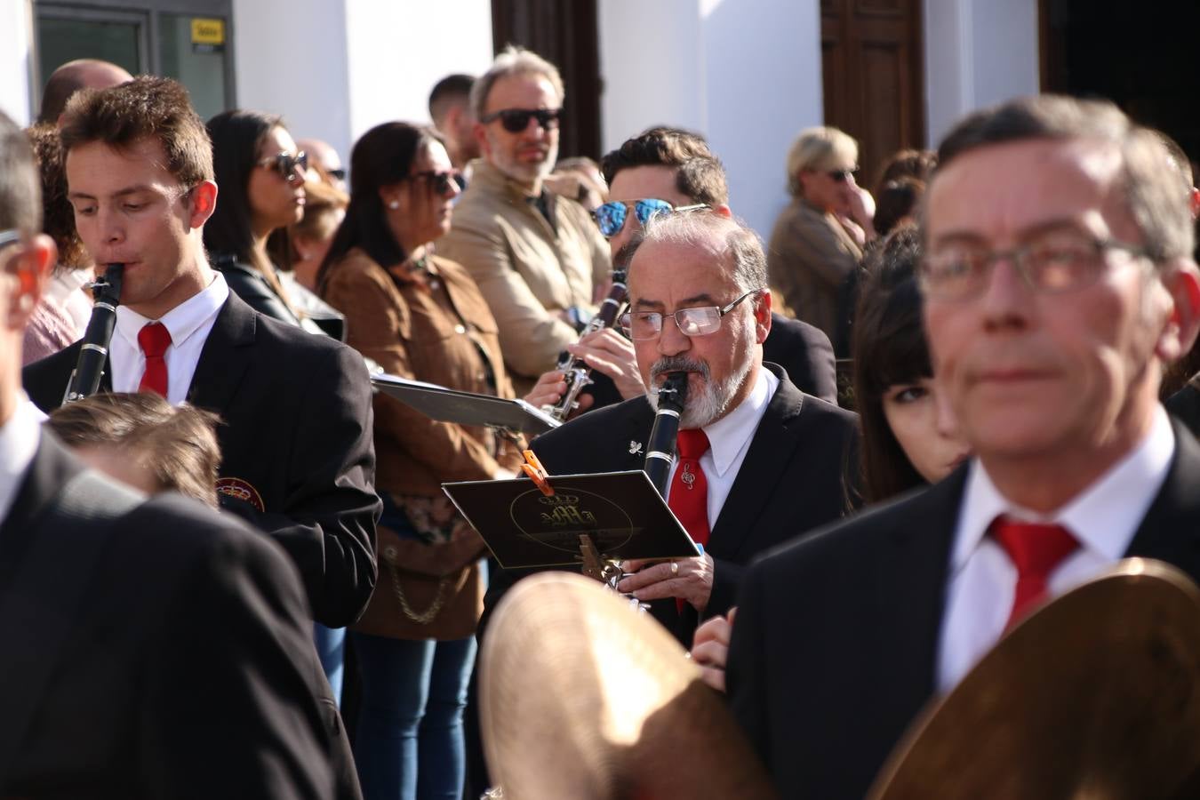 El Cine-teatro Balboa acogió, ayer, la sexta edición del 'Certamen de Bandas Solidario', organizado por la Junta de Cofradías de la Semana Santa de Jerez de los Caballeros. Un Certamen que, gracias a la participación de las distintas agrupaciones musicales del municipio y del Valle de Santa Ana, consiguió recaudar 375 euros y 36 kilos a beneficio del Almacén de Alimentos que Cruz Roja gestiona en Jerez. 