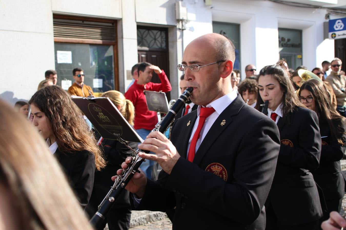 El Cine-teatro Balboa acogió, ayer, la sexta edición del 'Certamen de Bandas Solidario', organizado por la Junta de Cofradías de la Semana Santa de Jerez de los Caballeros. Un Certamen que, gracias a la participación de las distintas agrupaciones musicales del municipio y del Valle de Santa Ana, consiguió recaudar 375 euros y 36 kilos a beneficio del Almacén de Alimentos que Cruz Roja gestiona en Jerez. 