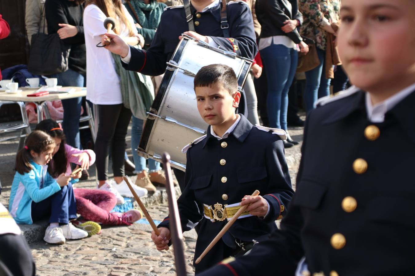 El Cine-teatro Balboa acogió, ayer, la sexta edición del 'Certamen de Bandas Solidario', organizado por la Junta de Cofradías de la Semana Santa de Jerez de los Caballeros. Un Certamen que, gracias a la participación de las distintas agrupaciones musicales del municipio y del Valle de Santa Ana, consiguió recaudar 375 euros y 36 kilos a beneficio del Almacén de Alimentos que Cruz Roja gestiona en Jerez. 